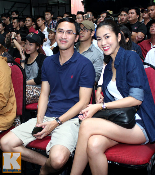 Vợ chồng Hà Tăng giản dị đi xem đấu võ - 1