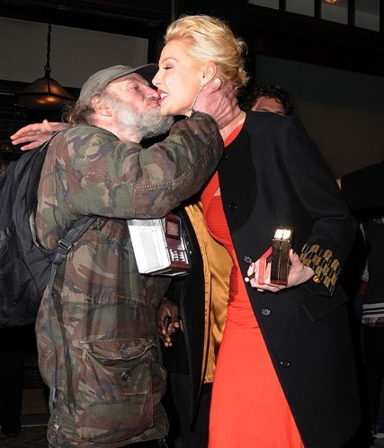 Người vô gia cư "thân" toàn sao cỡ bự - 13