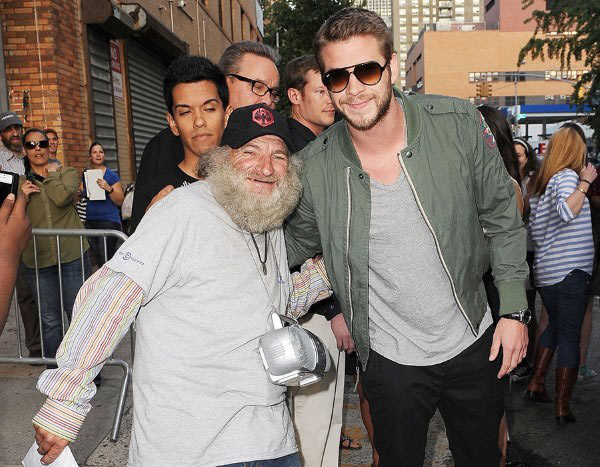 Người vô gia cư "thân" toàn sao cỡ bự - 6