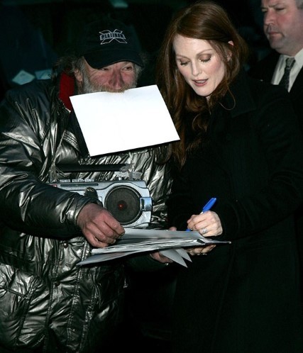 Người vô gia cư "thân" toàn sao cỡ bự - 8