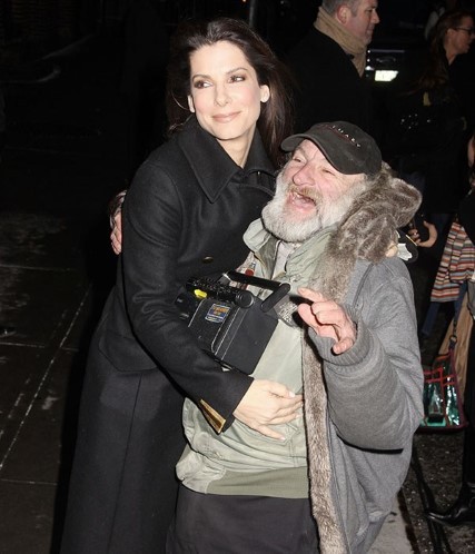 Người vô gia cư "thân" toàn sao cỡ bự - 9