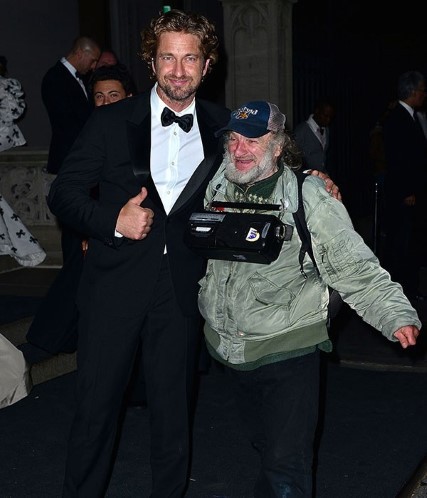 Người vô gia cư "thân" toàn sao cỡ bự - 12