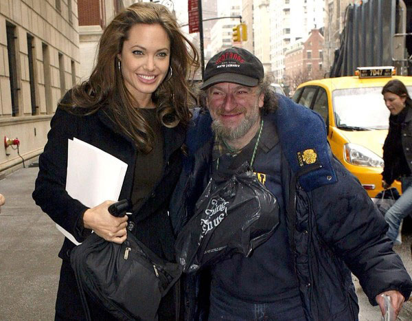 Người vô gia cư "thân" toàn sao cỡ bự - 4