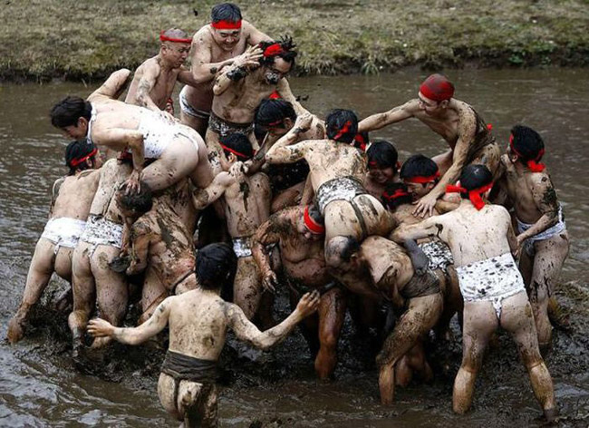 Lễ hội vật nhau trong bùn ở Nhật Bản
