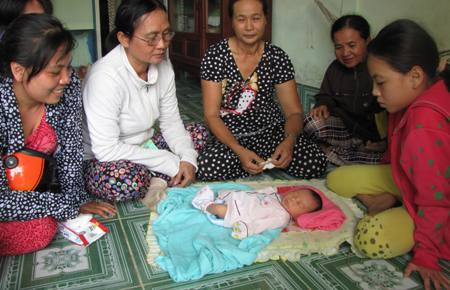 Cuộc trở về kỳ diệu của bé bị "chôn sống" - 2