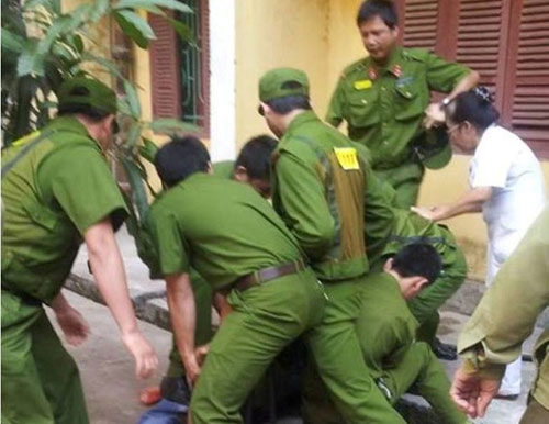 20 cảnh sát cứu cô gái bị bắt làm con tin - 1