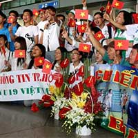 Bóng đá - Fan hát "Hò kéo pháo" đón U19 Việt Nam