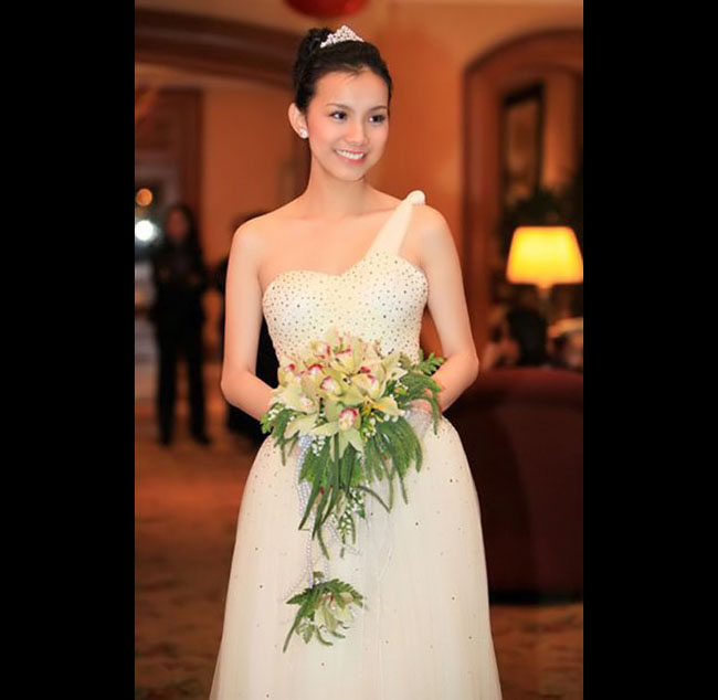 Hoa hậu Thùy Lâm e ấp như nụ hoa.
