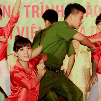 Bạn trẻ - Cuộc sống - Nữ sinh cảnh sát khoe tài để đón tân SV