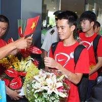 Bóng đá - U19 VN gây "bão" ở sân bay Tân Sơn Nhất
