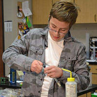 Giáo dục - du học - Học sinh lớp 6 làm bia đưa lên vũ trụ