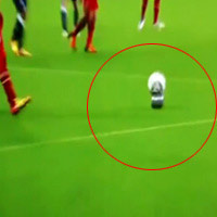 Cười 24h - Sút phạt… lòi cả ruột… bóng