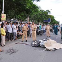 Tin tức trong ngày - Rượt đuổi xe khách biển nước ngoài cán chết người