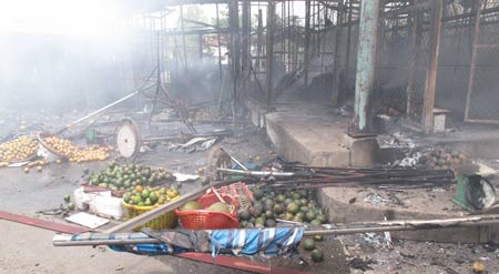 Vụ cháy chợ trái cây: Thiệt hại đến hàng tỷ đồng - 1
