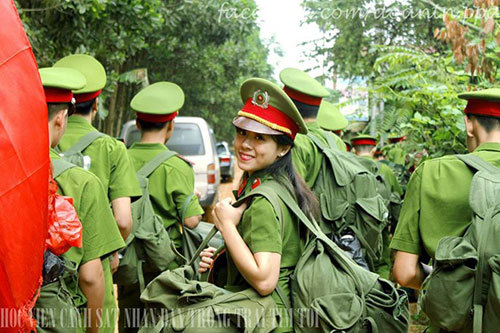 Nữ sinh Cảnh sát xinh đẹp trong quân phục - 11