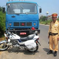 Tin tức trong ngày - Bị thổi phạt, xe biển đỏ bỏ chạy, ép xe CSGT