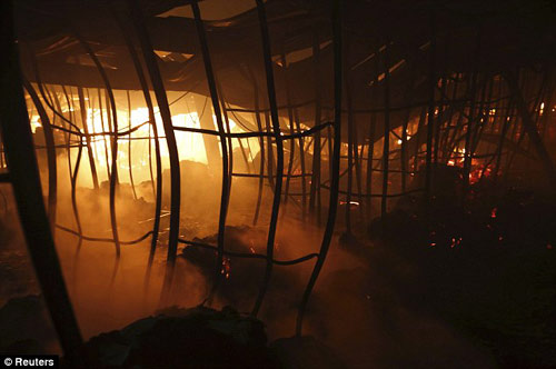 Bangladesh: 10 người cháy ra tro trong xưởng may - 1
