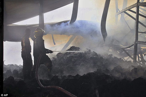 Bangladesh: 10 người cháy ra tro trong xưởng may - 2