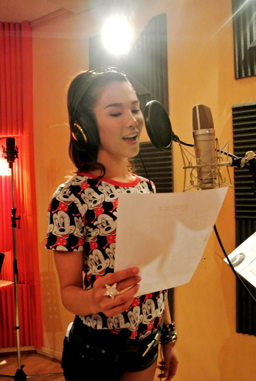 Diệp Lâm Anh nhí nhảnh trong phòng thu - 2