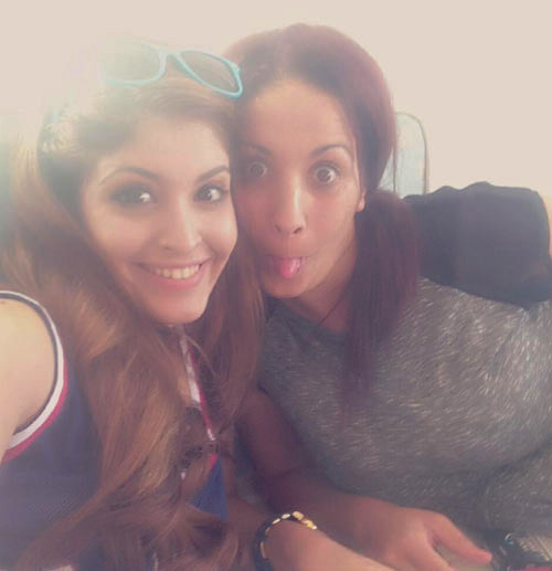 Mẹ ruột Andrea cũng chụp ảnh nhí nhố - 1