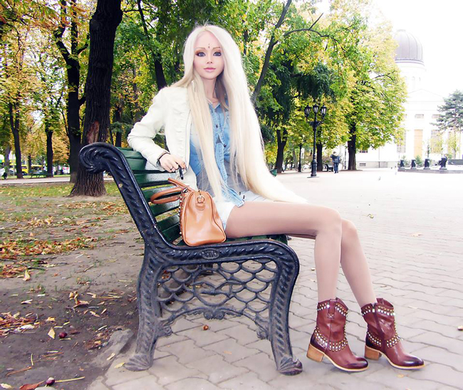 Valeria Lukyanova lãng mạn trên phố
