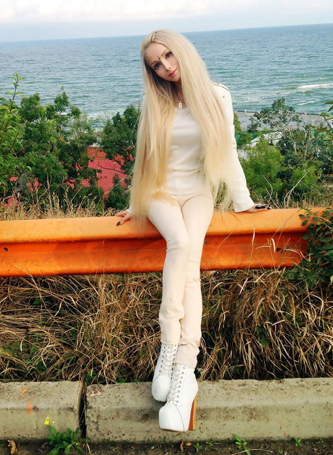 Cô gái 21 tuổ người Nga - Valeria Lukyanova nổi tiếng trên cộng đồng mạng vì có ngoại hình giống hệt búp bê Barbie
