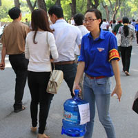 Bạn trẻ - Cuộc sống - Những bóng áo xanh bên nhà Đại tướng