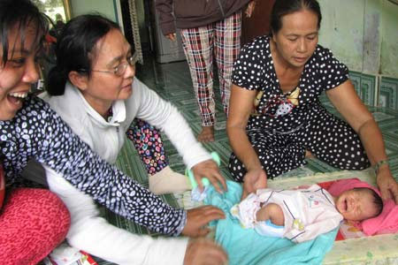 Bé bị "chôn sống": Không trách móc - 1