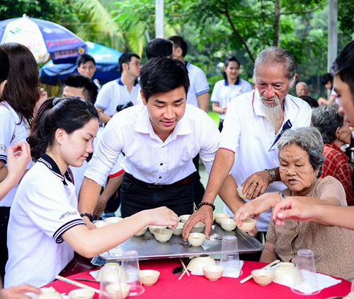 Nguyên Khang, Mai Phương Thúy làm cơm từ thiện - 2