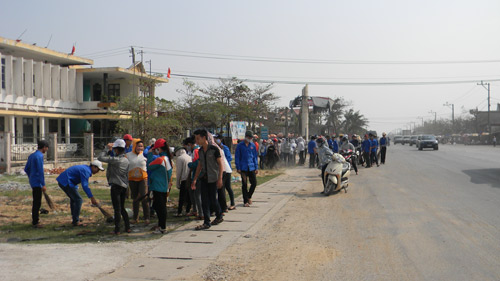 Dân làm sạch quốc lộ đón linh cữu Tướng Giáp - 4