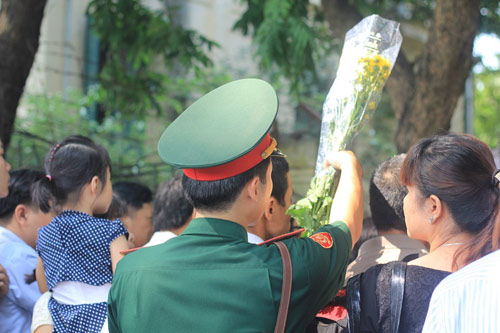 Hết ngày viếng, dân vẫn đổ về nhà Đại tướng - 8