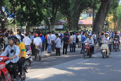 Hết ngày viếng, dân vẫn đổ về nhà Đại tướng - 3