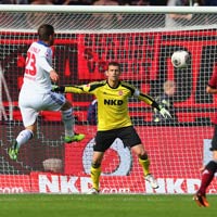 Bóng đá - Van der Vaart “cắt kéo” siêu đỉnh ở V8 Bundesliga