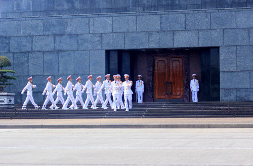 Chính thức treo cờ rủ để tang Đại tướng - 2