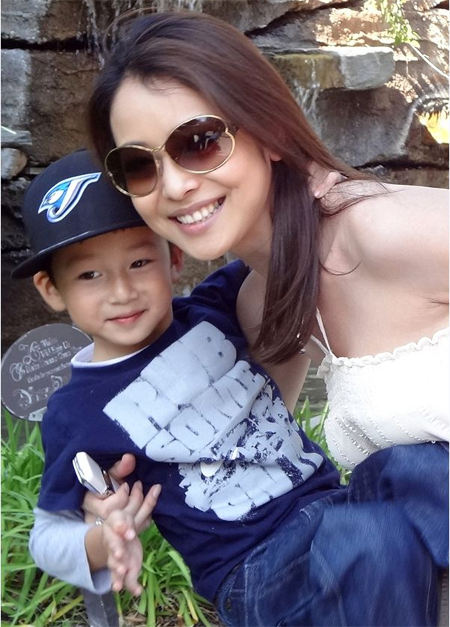 Jennifer Phạm và con trai Bảo Nam
