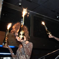 Tin tức trong ngày - Đại gia Nga thi "đốt tiền" trong hộp đêm