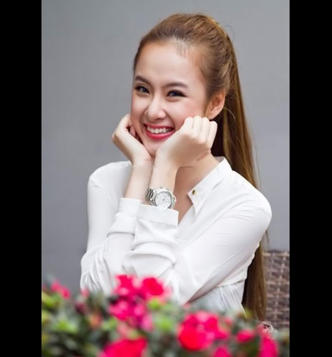 Angela rạng rỡ với nụ cười trong sáng
