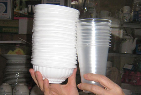 Cốc, đĩa, bát giấy:  Đựng đồ nóng bị thôi nhiễm hóa chất - 1