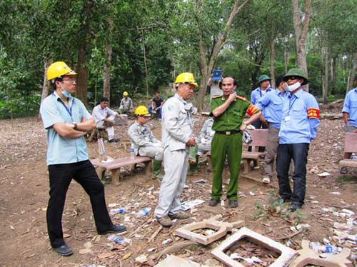 Vụ chôn thuốc sâu: Không gian đặc mùi thuốc - 2