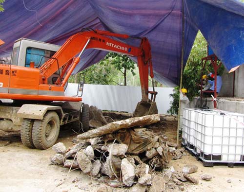 Vụ chôn thuốc sâu: Không gian đặc mùi thuốc - 1