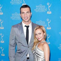 Thể thao - Vô địch hạng nặng quyền Anh bị nữ diễn viên Mỹ "hạ đo ván"