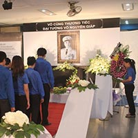 Bạn trẻ - Cuộc sống - Giới trẻ TP.HCM lập bàn thờ Đại tướng