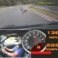 Ô tô - Xe máy - Clip: Nissan GT-R vỡ kính khi va phải đại bàng