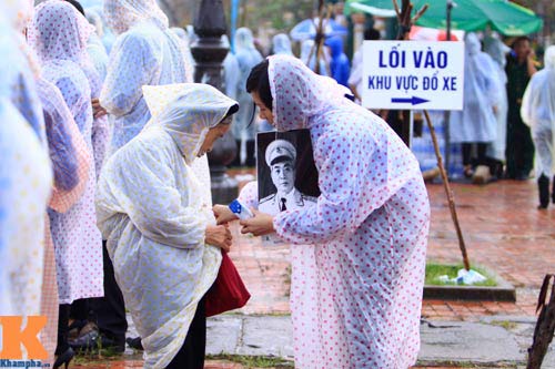 Ảnh: Người dân nghẹn ngào viếng Đại tướng - 14