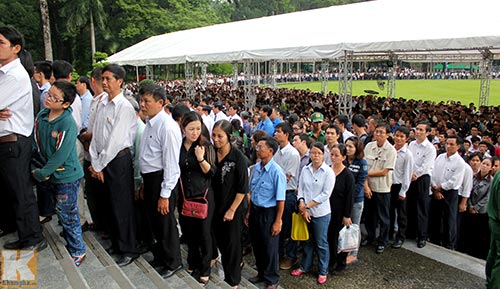 Ảnh: Người dân nghẹn ngào viếng Đại tướng - 15