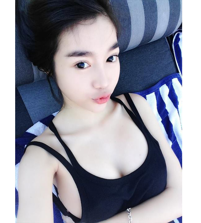 Elly Trần thường có sở thích tự chụp ảnh và đăng tải trên trang cá nhân
