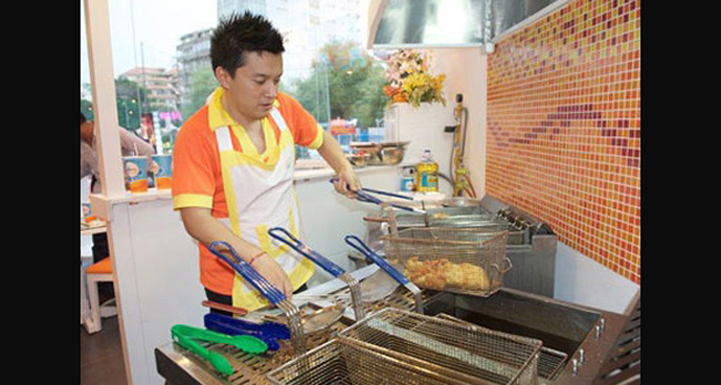 Ngoài ra Lam Trường còn mở thêm nhà hàng thức ăn nhanh ở trong cụm rạp chiếu phim.
