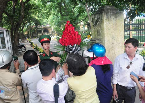 Ảnh: Người dân nghẹn ngào viếng Đại tướng - 8