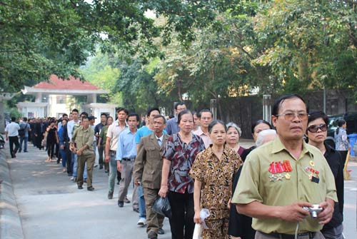 Ảnh: Người dân nghẹn ngào viếng Đại tướng - 2