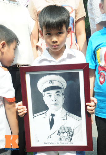 Ảnh: Người dân nghẹn ngào viếng Đại tướng - 7